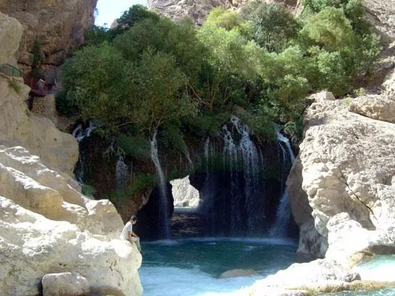 آبشار آب ملخ سمیرم | طبیعت شگفت انگیز