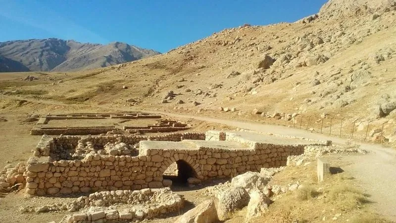 طاق های سنگی جونقان فارسان | راز تنگ درکش ورکش
