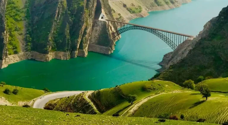 نمایی از دشت هلن؛ دشت سرسبز زاگرس با رودخانه و پس‌زمینه‌ای از جنگل‌های بلوط