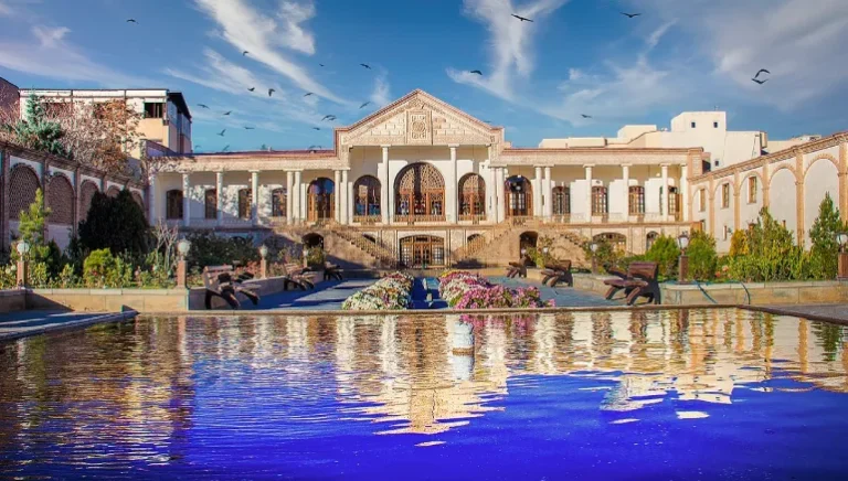نمایی از موزه قاجار تبریز با معماری تاریخی و تزئینات اصیل