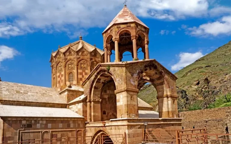 نمایی از کلیسای سنت استپانوس با معماری سنگی