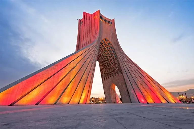 نمایی از میدان آزادی و برج آزادی تهران در میان فضای شهری
