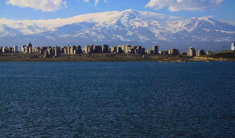مایی از دریاچه شورابیل اردبیل با آب آرام و طبیعت زیبای اطراف