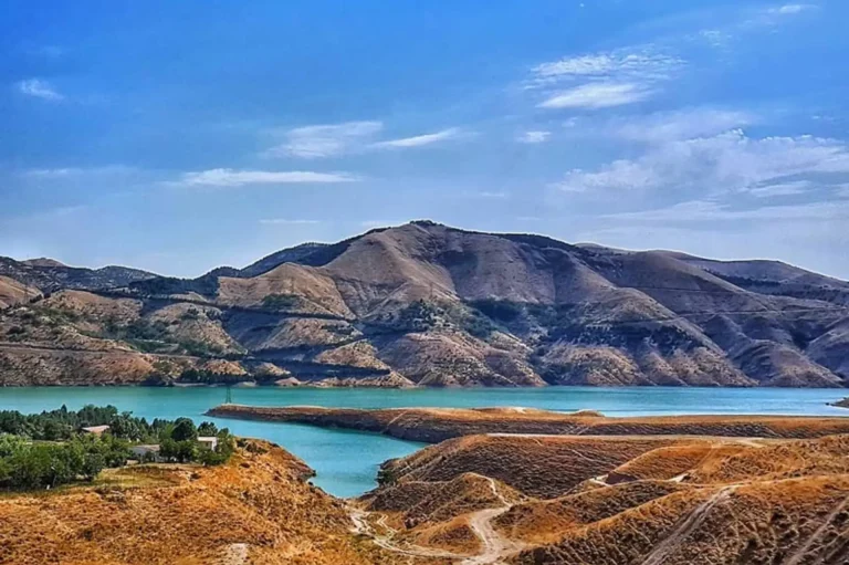 نمایی از سد لتیان با آب زلال، کوهستان و طبیعت سرسبز اطراف