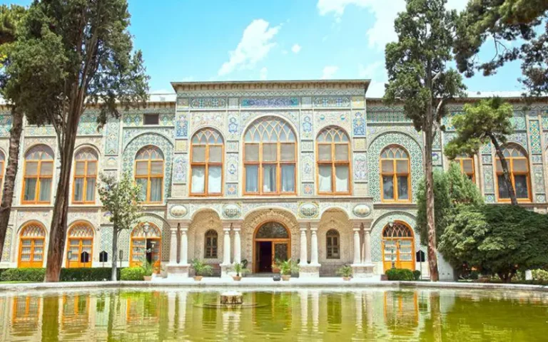نمایی از معماری باشکوه کاخ گلستان با کاشی‌کاری‌های رنگارنگ و حیاط زیبا