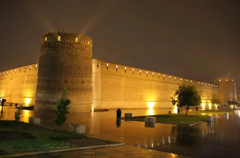 نمایی از ارگ کریم‌خانی شیراز با برج‌های آجری و معماری تاریخی