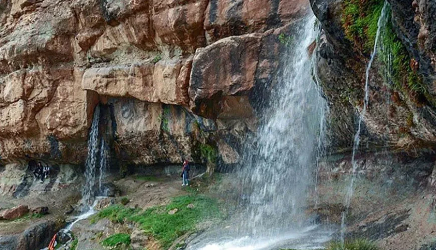 آبشار گیسو نراق | طبیعت بهاری در کوهستان مرکزی