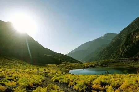دریاچه کوه گل سی سخت | طبیعت بهاری و گل‌های وحشی